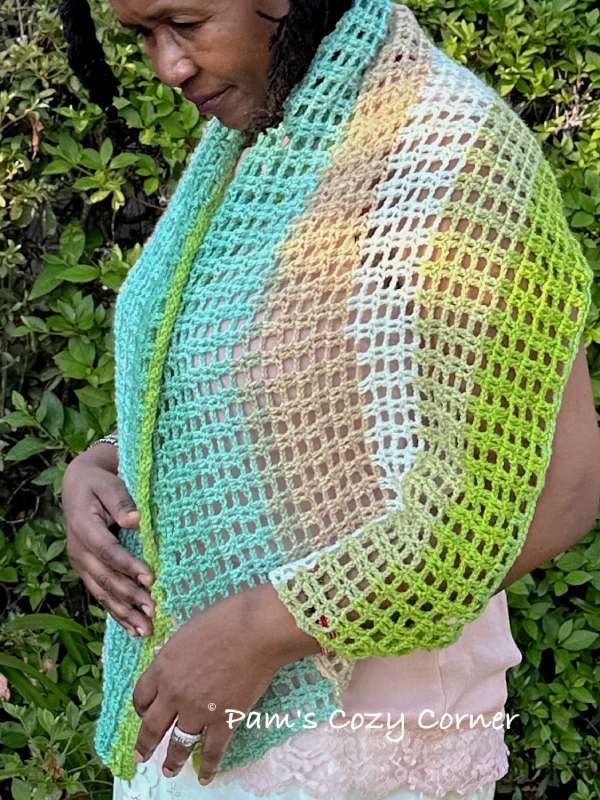 Easy crochet scarf pattern using double crochet and chains – airy lace texture
