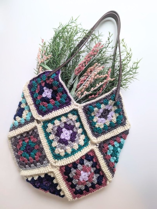 10 FRee Crochet Granny Square Patterns 8 Hobo Granny Square Tote Bag